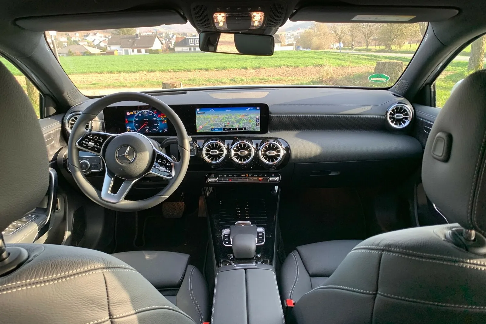 Im Innenraum beeindruckt der A 250 e mit großen Bildschirmen und besonders im Dunkeln mit dem mercedestypischen Ambiente-Licht, das beliebig angepasst werden kann. Das Interieur ist elegant-sportlich und erstklassig verarbeitet.